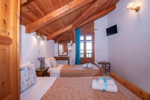 瓦西里科斯艾皮亚酒店的一间酒店客房,设有两张床和电视
