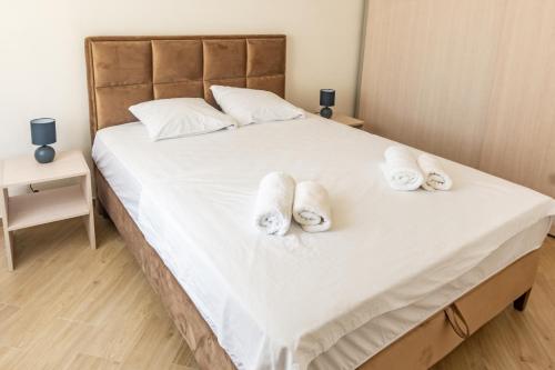 昆博White Apartment的一间卧室配有带毛巾的床
