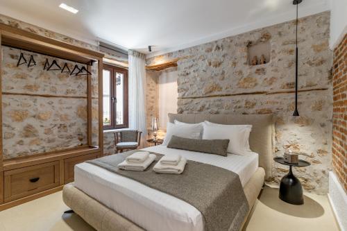 阿菲托斯IKIA KATSANI的一间卧室配有一张床,上面有两条毛巾