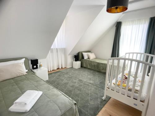纽伦堡M-Style 04 Apartment mit Balkon und Gasgrill, 24h Self-Check-In, Free Parking, Netflix的一间卧室配有一张婴儿床