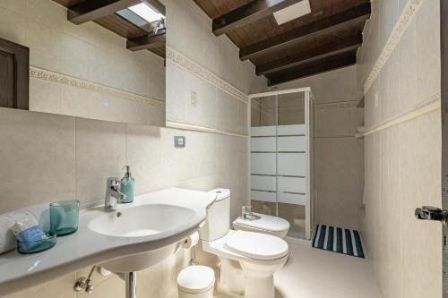 莫甘Casa Los Pinos的浴室配有白色水槽和卫生间。