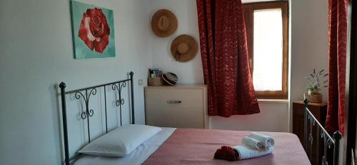 费尔莫La Voce della Natura的一间卧室配有一张床,床上有毛巾