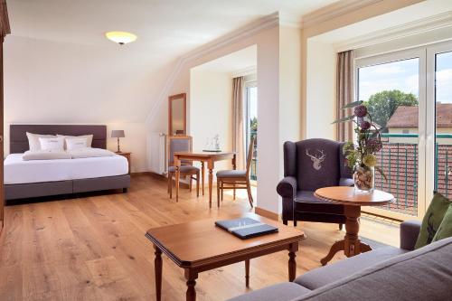 雷根斯堡达斯哥特弗莱德库特尔水疗酒店的酒店客房配有一张床铺和一张桌子。