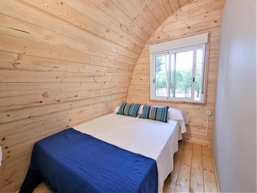 莱斯卡拉Bungalow Nomad Paraiso的小木屋内的小房间,配有一张床