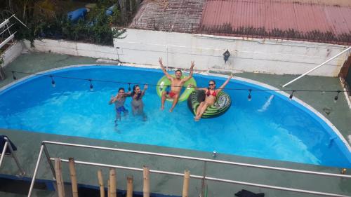 巴拿马城Hostal Panama Experience的一群人在游泳池里