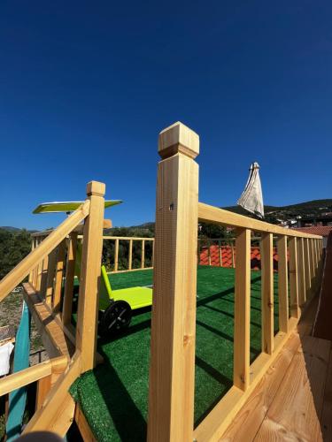 ChóraHoliday Oasis with private patio and Hammam-style bath in Chora-Pithagoreo, Samos Island的木甲板上设有玩具车