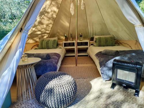 斯韦伦丹Gaia Double bell tent的帐篷配有两张床和一张桌子