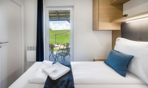 KisköreTisza-tó Apartmanpark的酒店客房配有一张床铺和一张桌子。