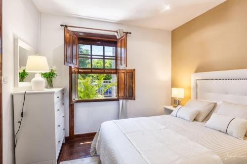 洛斯·亚诺斯·德·阿里丹Bayton House的一间卧室设有一张床和一个窗口