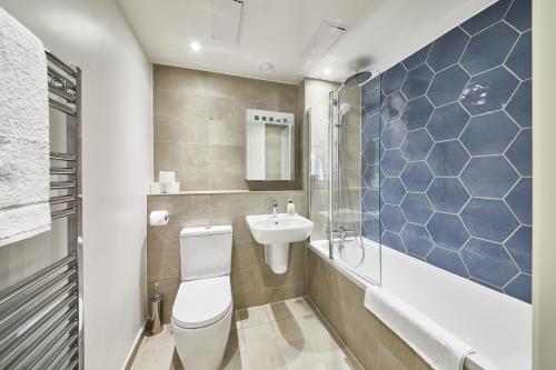 伦敦Elegant Plus Luxury Apartments的一间带卫生间和水槽的浴室