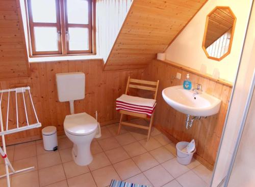 吕根岛上的维克Ruegen Fewo 106的一间带卫生间和水槽的浴室