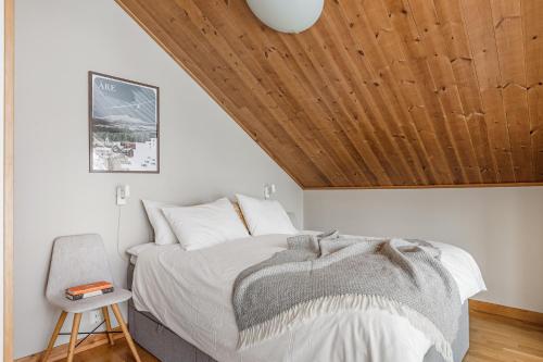 奥勒Åre's best family home的一间卧室设有一张木天花板床。