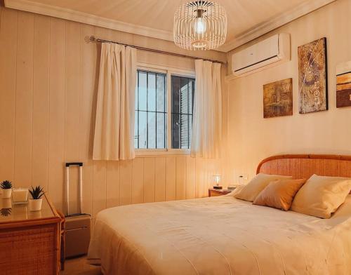 克莉丝蒂娜岛Tolles Ferienhaus mit Sonnenterrasse direkt am Meer的一间卧室设有一张床和一个窗口
