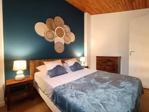 格吕桑Le Sept的一间卧室设有一张蓝色墙壁的大床