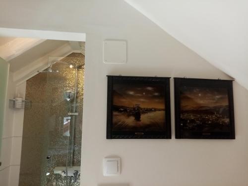 特罗吉尔Apartments & Rooms Trogir Stars FREE PARKING的浴室墙上挂着三幅画