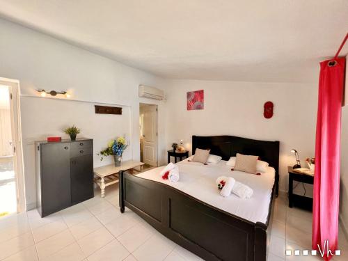 莫莱拉VH CostaBlanca - SABATERA的一间卧室配有一张带两个枕头的床
