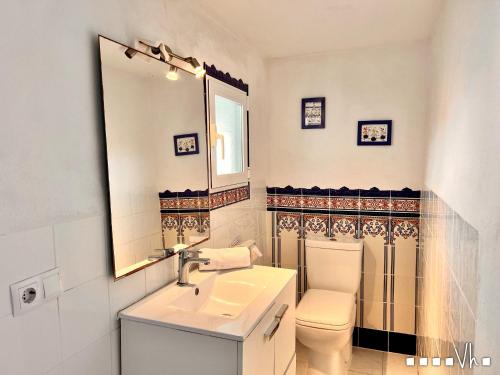 莫莱拉VH CostaBlanca - SABATERA的一间带水槽、卫生间和镜子的浴室