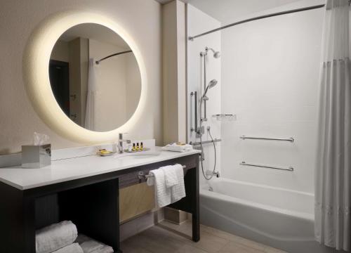 杰克逊Best Western Plus Executive Residency Jackson Northeast的一间带水槽、镜子和淋浴的浴室