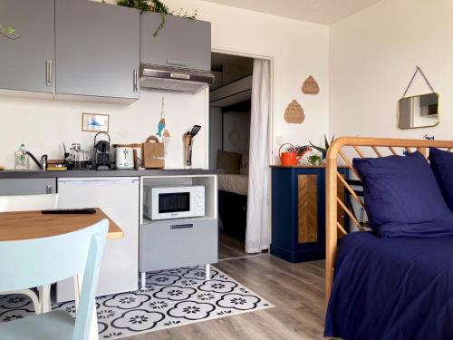基伯龙Studio du vieux port的小型公寓 - 带厨房和床