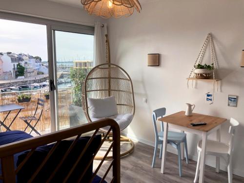 基伯龙Studio du vieux port的客房设有桌椅和窗户。