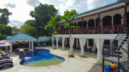 卡维塔Ocean View Lodge的一座带游泳池和大楼的度假村
