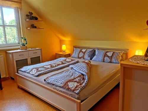GartowFerienhaus Gartower See的一间卧室配有两张带枕头的床