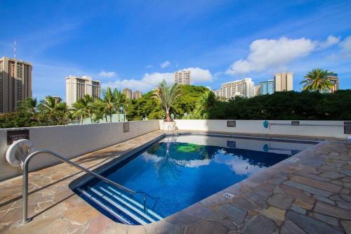 檀香山Boutique Hotel Luana Waikiki Great Location L514的一座城市天际线的游泳池