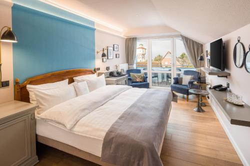 朗格奥克罗格诺德希酒店的一间卧室设有一张蓝色墙壁的大床