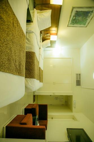 迪拜Phoenicia Grand Hotel的一间客房内配有床和沙发的房间