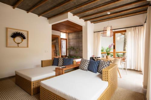 阿拉亚尔达茹达Santa Aldeia Hotel的客厅配有两张床和一张桌子