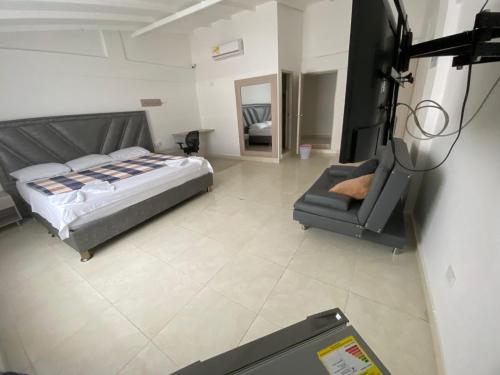 图卢阿Hotel Monaco的一间卧室,卧室内配有一张床和一把椅子