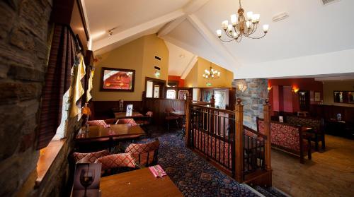 纽敦阿比可儿之角酒店的一间在房间内配有桌椅的餐厅