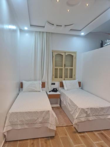 索维拉Villa ahlam的白色墙壁客房的两张床
