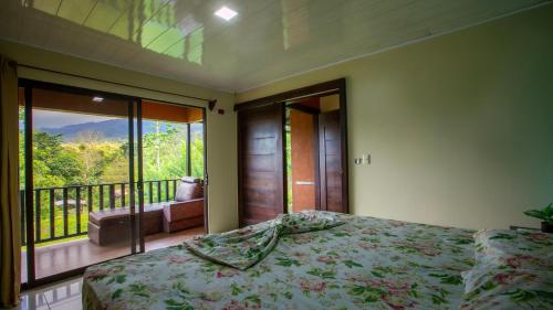 福尔图纳Green Leaf House的一间卧室设有一张床和一个美景阳台