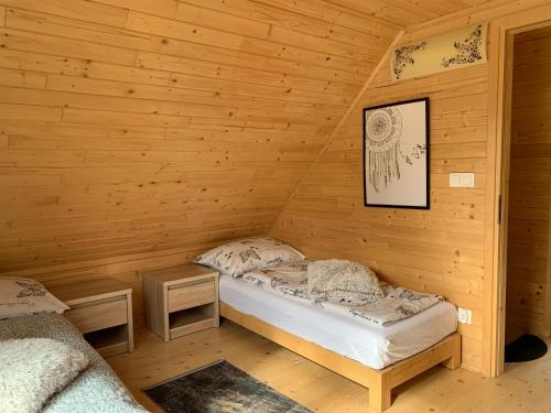 米卢夫卡Domki Na Szlaku的小木屋内带两张床的房间