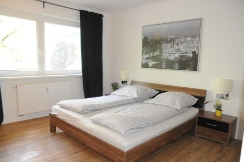 柏林施密特公寓的一间卧室设有一张床和一个大窗户
