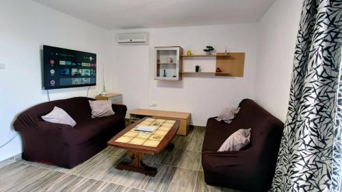 克鲁塞沃Marija Apartments的客厅配有两张沙发和一张咖啡桌