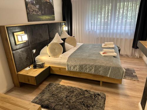比斯平根Ferienwohnung Bispingen的一间卧室配有一张带两张地毯的床
