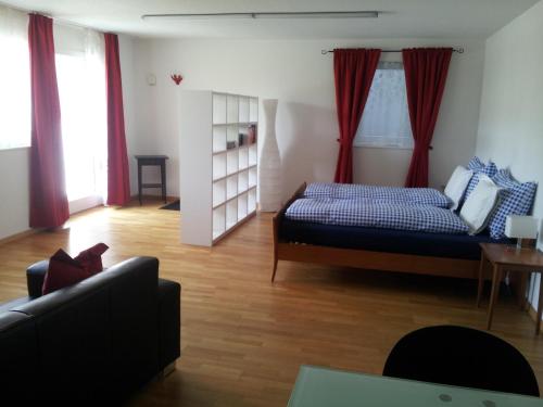 施维茨麦恩公寓的客厅配有床和沙发