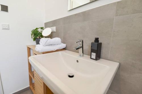 比勒费尔德Luftig, leicht & lebensfroh - Loft - Wifi - TV的浴室设有白色水槽和镜子