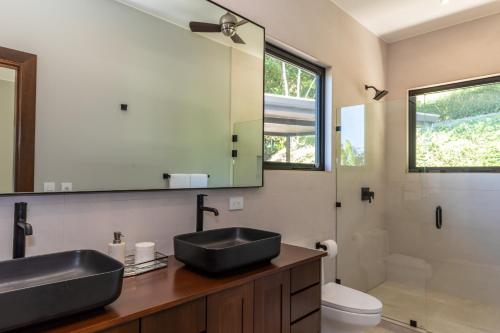 多米尼克Solaz的一间带水槽、卫生间和镜子的浴室