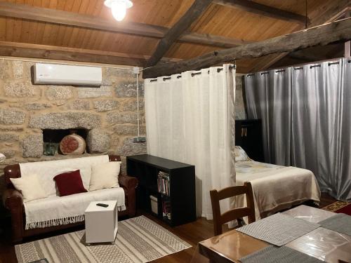 奥伦塞Da man da Moura的客厅配有沙发和1张床