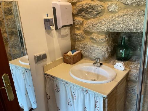 奥伦塞Da man da Moura的浴室设有水槽和带镜子的台面