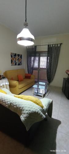 阿莫拉Apartamento Varanda do Sol的客厅配有床和沙发