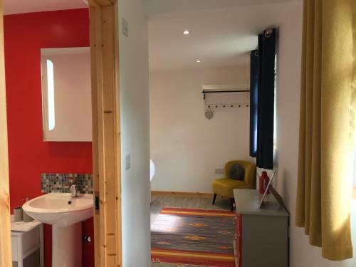 博德明Woodpecker Glamping Cabin的一间带水槽、卫生间和镜子的浴室