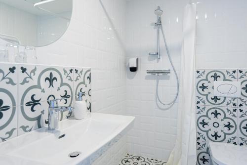 帕兰加2NIGHT in Šventoji的白色的浴室设有水槽和淋浴。