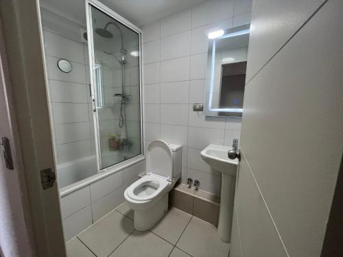 圣佩德罗德拉帕斯Departamento full equipamiento的白色的浴室设有卫生间和水槽。