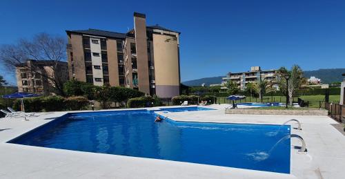 耶尔瓦布埃纳Buena Vista 3c - Bon Repos的大楼前的大型游泳池