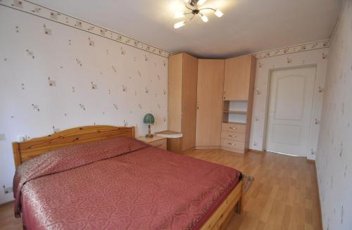 纳尔瓦Bastrakovi Apartment的一间卧室配有一张红色床罩的床