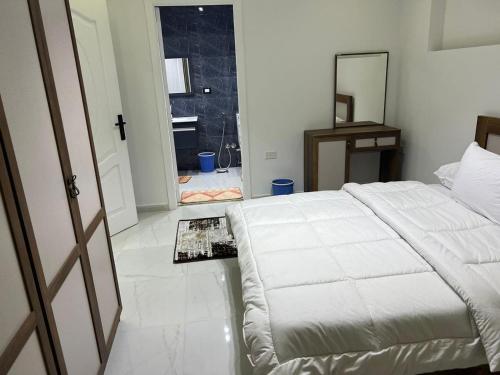开罗الفتح / المنيل / د ٤的卧室配有白色的床和镜子
